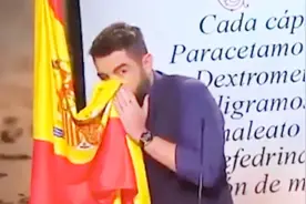 嚣张！西班牙演员用中国制造的国旗擦鼻涕并嘲讽中国 被警方起诉视频封面