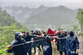 秦巴山区的葬礼，棺材800斤重需8人抬图片