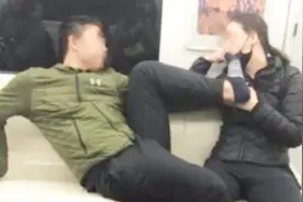 西安男子地铁脱鞋秀恩爱：脚受伤了视频封面
