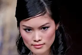 何穗早期高清照片，她年轻时也不仙不算白，能看出皮肤的真实状态图片