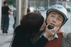 妻子的占有欲真是强，居然在大街上就对丈夫做出这种事，太尴尬了视频封面