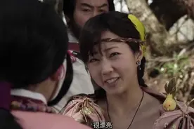 日本美女长得像恐龙，被小伙一直怼她丑，小姐姐却笑了：你很漂亮视频封面