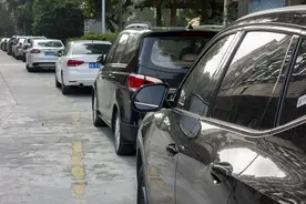 河南近一半家庭拥有家用汽车，每年大约有190万户家庭买车图片