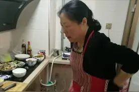 帮女儿带孩子，每月收费3500，亲家母知道后，说的话真难听图片