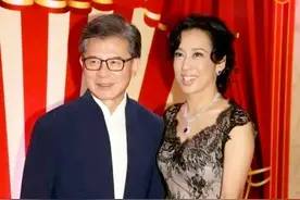 朱玲玲与二婚老公秀恩爱，富态身材穿蕾丝上衣配亮片裙，真懂搭配图片