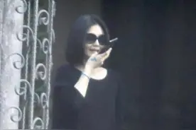 大s红唇黑袍罕现身，被赞一人带两娃很辛苦，浮肿身型瘦回纸片人图片