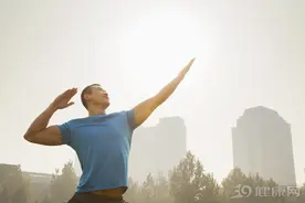 一身肌肉的男人和体型普通的男人，谁的寿命更长？答案你可能不信图片