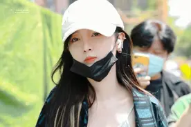 吴宣仪穿宽松格纹衬衫休闲随性 内搭吊带短上衣秀蛮腰图片