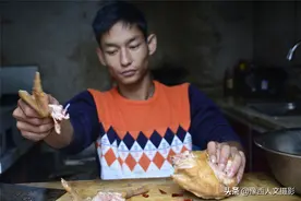洛阳励志小哥爬行养鸡4年，如今生活翻天覆地，为养父定制烧鸡图片
