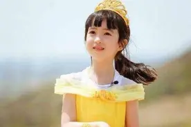 女儿有“3线1沟”，是天生的美人胚子，长大后颜值通常会很高图片