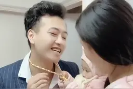 舅舅探亲要走，宝宝紧抓“大金链子”不放，网友笑翻：下手有点黑图片