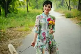 52岁周涛不愧是主持界一枝花！下班保镖众相拥，穿碎花裙更美到爆图片