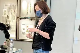 59岁关之琳逛大牌店，超长珍珠项链好阔气，身材发福后显贵妇气质图片