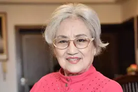94岁王文娟老得很真实，白发苍苍的她穿唐装，仍有端庄高贵的质感图片