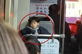“高颜值”小男孩坐公交被偷拍，网友看后直呼：阿姨等你长大！图片