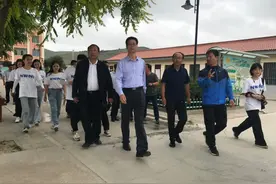 西北师范大学校长刘仲奎在大沟中心小学检查大学生社会实践工作图片