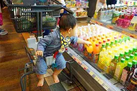 孩子逛超市先喝饮料后结账，营业员要求十倍赔偿，妈妈据理力争图片