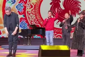 63岁阎维文携徒登台，排练不忘鞠躬道谢，身后徒弟却疏忽礼节？图片