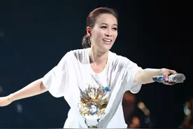 还记得16年前那英诞下的男婴吗？如今他继承父亲衣钵，长成这样图片
