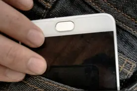 还在口袋里装手机吗？多亏手机维修师傅的提醒，学会赶紧试试吧图片