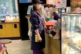 刘诗诗与吴奇隆带娃被偶遇？穿着朴素好臃肿，吴奇隆抱娃乖巧等待图片