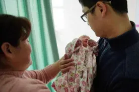 儿子不是你亲生的”宝妈玩笑被宝爸当真，亲子鉴定后两人傻眼了图片