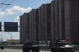 俄军新型装甲车阅兵后突发故障 现场浓烟滚滚视频封面