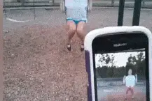 搞笑GIF：大叔很无奈，只能有这种方式发泄一下图片