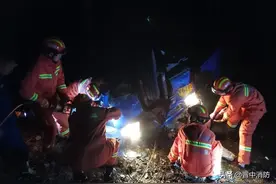 榆次张庆村附近，满载牛粪的农用三轮车被撞至路旁水沟内图片