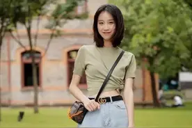 女人不管多少岁，夏天穿短袖时，最好避开这“4款”，邋遢掉档次图片