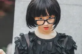 14岁黄多多模仿赫本引热议，摆同款姿势做表情，气质却遭犀利吐槽图片