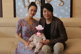 郎朗一家7口为儿子庆百天，亲爸罕露面，烫妈妈同款卷发穿衣滑稽图片
