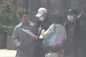 刘诗诗拍戏路透曝光：女神疑被搂肩揩油，愤怒挣脱甩开男配图片