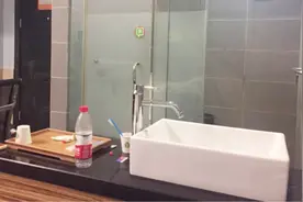 酒店开房睡觉，为何有人说洗手间的灯不要关？真相在这里视频封面