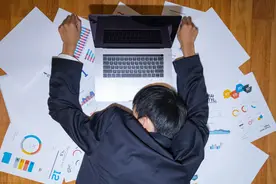 熬夜时心脏突然咯噔一下咋回事？医生：若还有这一现象，警惕猝死图片