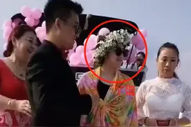 与王金龙离婚两年，赵本山爱徒丫蛋被同门师兄弟求婚，三人曾同台演小品图片