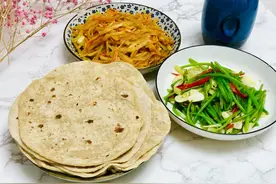 河南名吃烙馍，只要掌握好烫面技巧，2分钟出10张，卷菜吃特别香图片