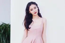 杨颖就算当了妈，穿裸色吊带裙仍像小姑娘，一点儿不输00后图片