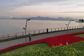 不要看不起没出息的同学，更不要以一个人现状去判断一个人的未来图片