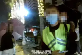 女子开车顶着玛莎拉蒂撞上奔驰！一下没了十几万图片