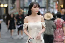 时尚博主的淑女穿搭，配上空气刘海，让人不由自主地喜欢图片