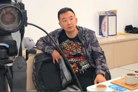 黄海波无戏可拍，开设表演培训班，场地虽简陋，但人气很高图片
