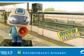 毕业那天，我们在地铁站拍了最后一张合影图片