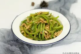 尖椒炒肉丝，肉丝别直接下锅，多加1步，做出来口感细嫩，不粘锅图片