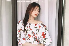 她已签约杨幂公司10年，穿印花露肩裙，配蓬松麻花辫明艳吸睛图片