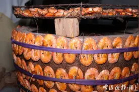 宁波奉化：正是对虾肥美时，古法“瓦缸烘虾”忙图片
