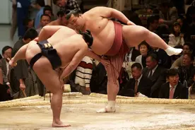 日本相扑手重达300斤，他们一日三餐吃多少？网友：不吃胖才怪图片