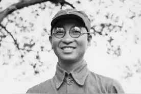 天生的“幽默大师”陈赓，很多将领都领教过，连毛主席也不例外图片