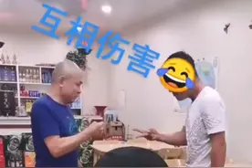 男人的快乐！辽宁俩男子玩游戏抹锅底灰，玩着玩着就失控了图片