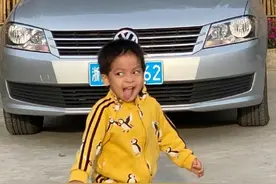 李佳航3岁儿子眼睛更大了！黑成非洲人变搞笑，才过一年就认不出图片